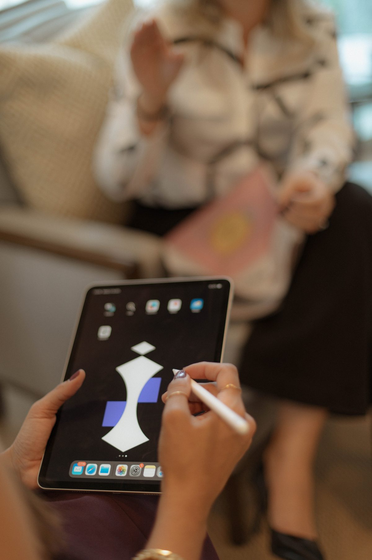 Mãos anotando em um tablet durante o trabalho
