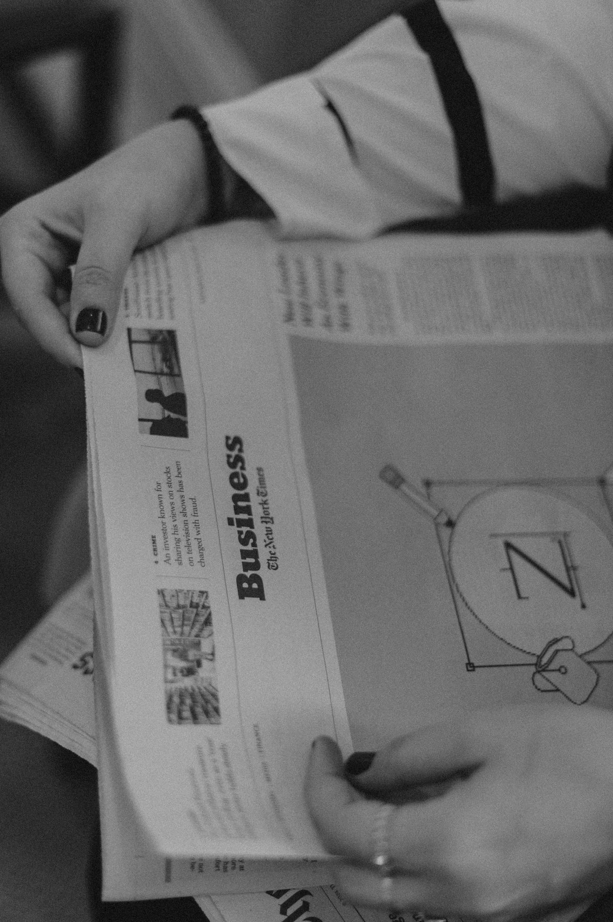Caderno de negócios do jornal aberto sobre a mesa